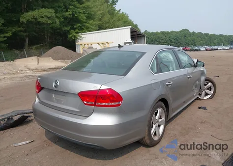 2013 Volkswagen Passat 2.5L Se z USA, uszkodzony, nr VIN 1VWBP7A37DC143339